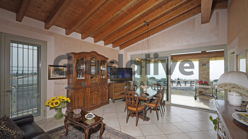Immagine 3 di Villa in vendita  in Via Monte Tapino a Padenghe Sul Garda