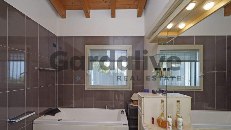 Immagine 8 di Villa in vendita  in Via Monte Tapino a Padenghe Sul Garda