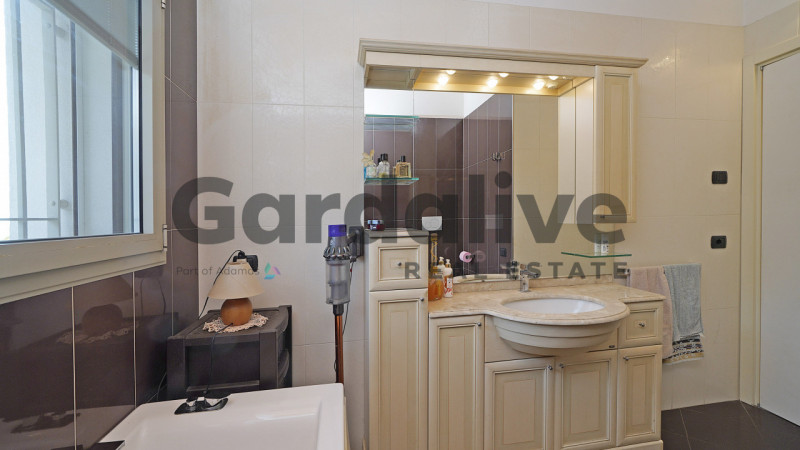 Immagine 9 di Villa in vendita  in Via Monte Tapino a Padenghe Sul Garda