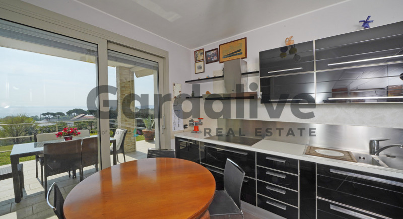 Immagine 30 di Villa in vendita  in Via Monte Tapino a Padenghe Sul Garda