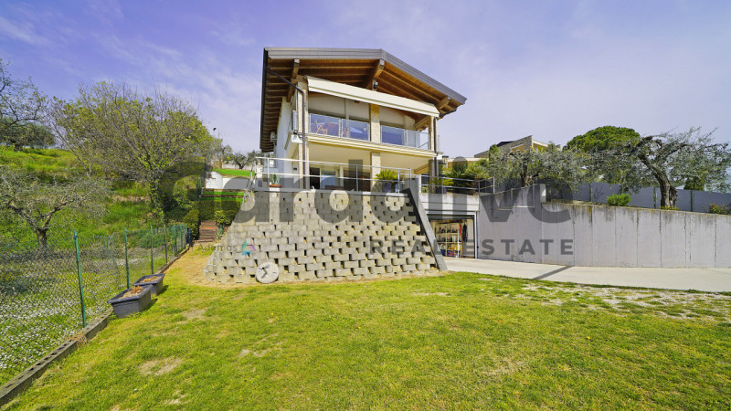 Immagine 34 di Villa in vendita  in Via Monte Tapino a Padenghe Sul Garda