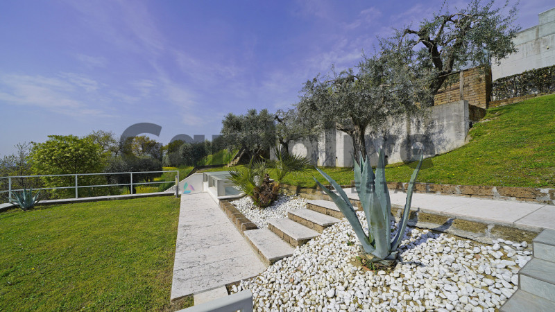 Immagine 35 di Villa in vendita  in Via Monte Tapino a Padenghe Sul Garda