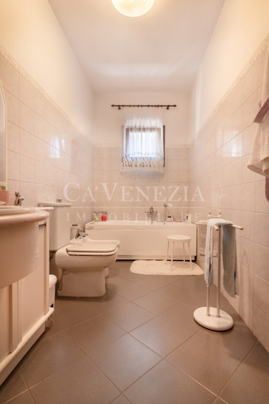 Immagine 15 di Appartamento in vendita  in Fondamenta di San Lorenzo a Venezia