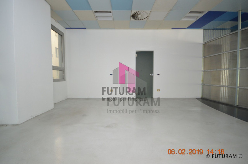 Immagine 2 di Negozio in vendita  a Vicenza