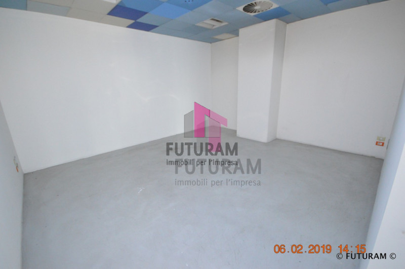 Immagine 4 di Negozio in vendita  a Vicenza