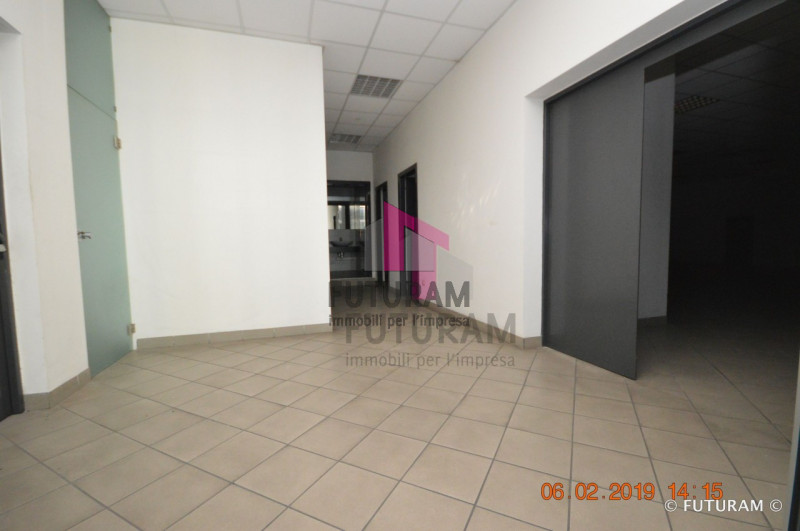 Immagine 5 di Negozio in vendita  a Vicenza