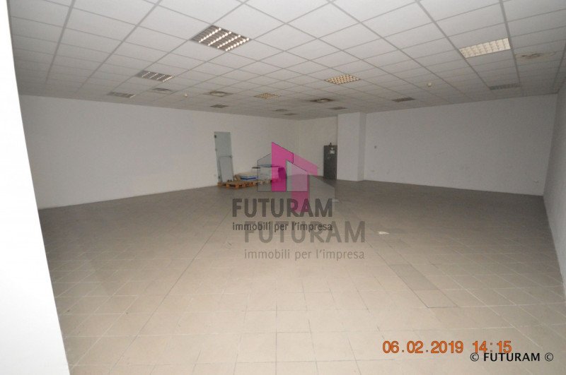 Immagine 7 di Negozio in vendita  a Vicenza