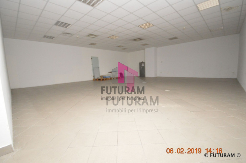 Immagine 8 di Negozio in vendita  a Vicenza