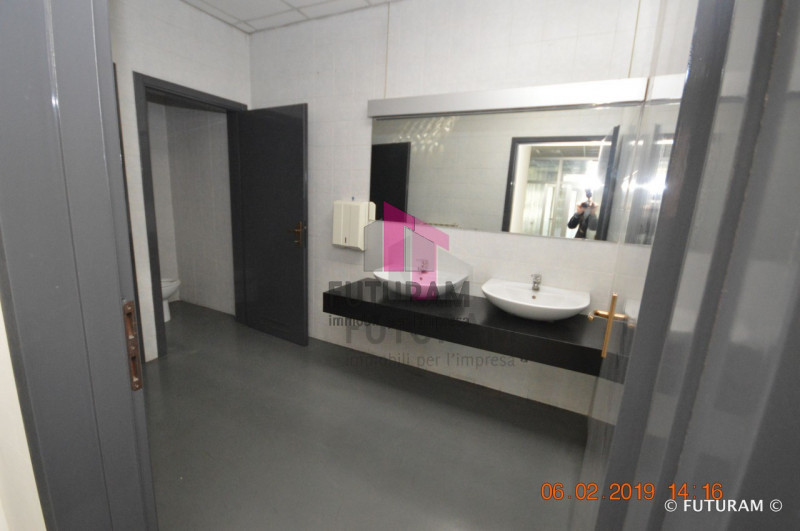 Immagine 9 di Negozio in vendita  a Vicenza