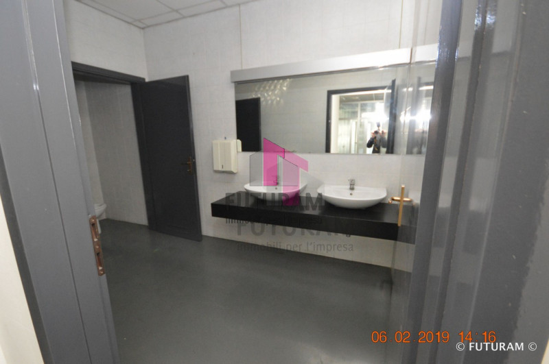 Immagine 10 di Negozio in vendita  a Vicenza