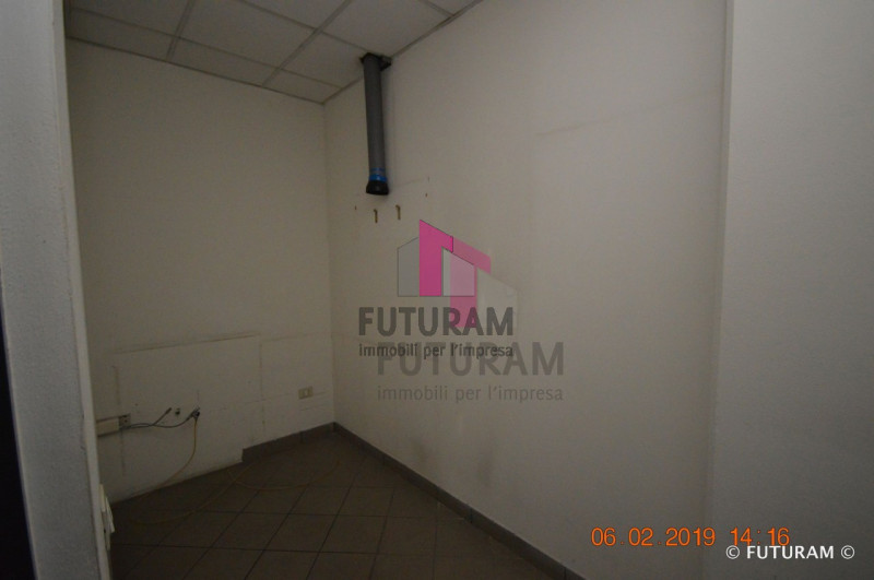 Immagine 11 di Negozio in vendita  a Vicenza