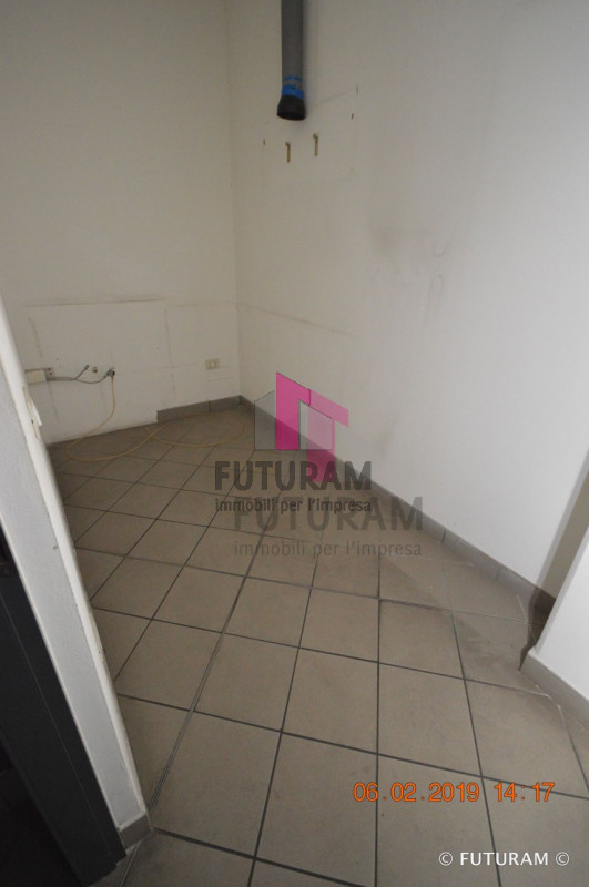 Immagine 12 di Negozio in vendita  a Vicenza