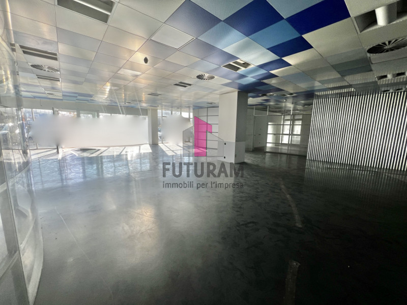 Immagine 17 di Negozio in vendita  a Vicenza