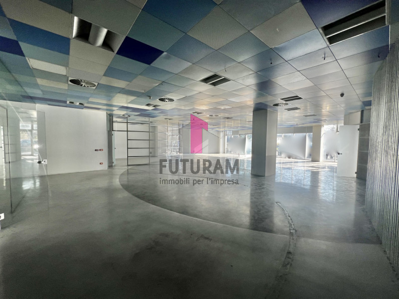 Immagine 18 di Negozio in vendita  a Vicenza