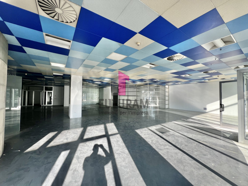 Immagine 19 di Negozio in vendita  a Vicenza