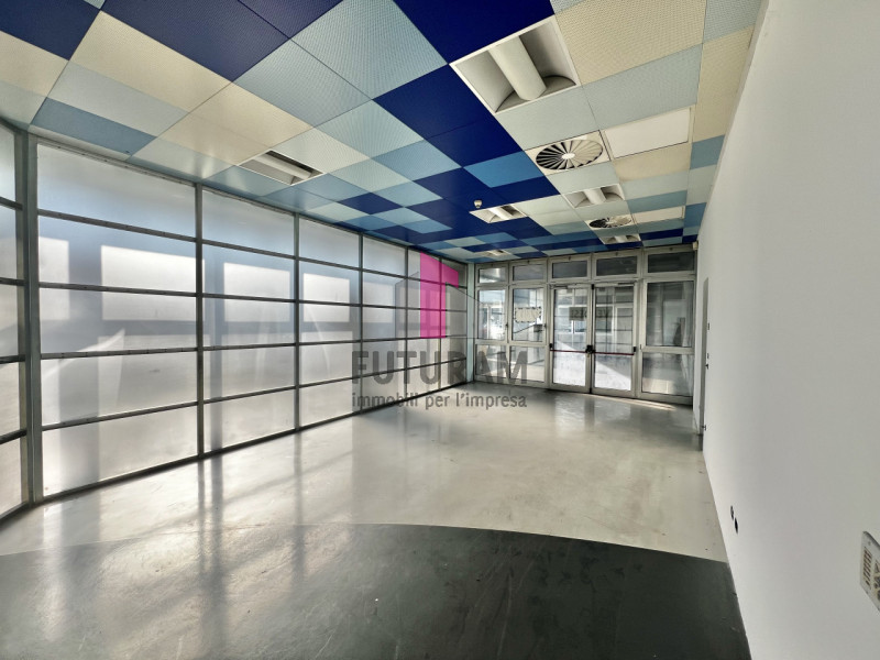 Immagine 20 di Negozio in vendita  a Vicenza