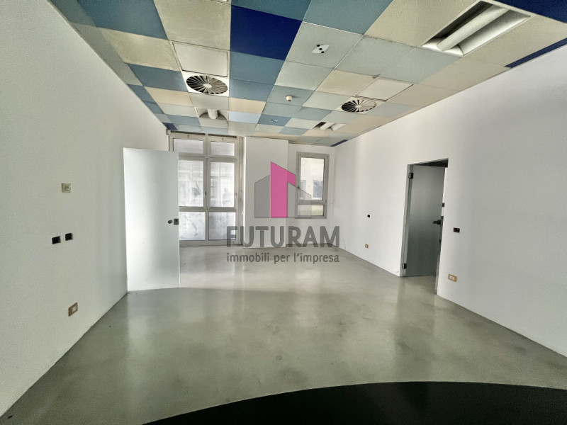 Immagine 21 di Negozio in vendita  a Vicenza