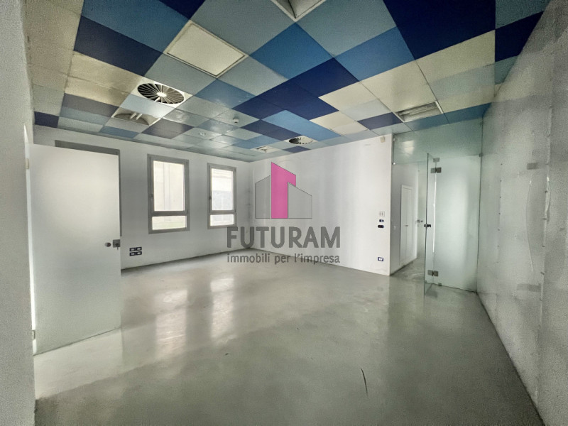 Immagine 22 di Negozio in vendita  a Vicenza