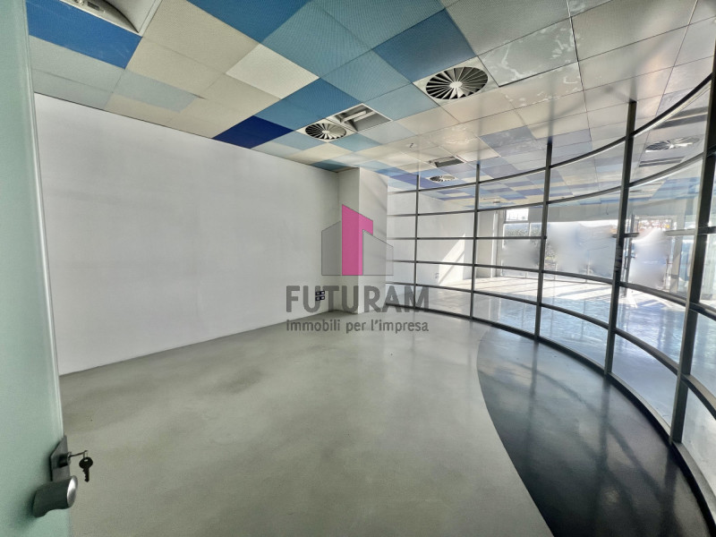 Immagine 23 di Negozio in vendita  a Vicenza