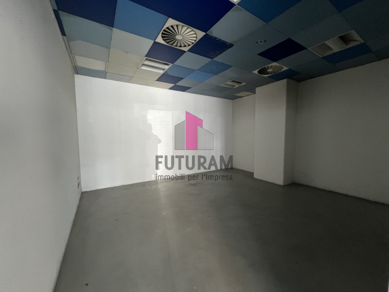 Immagine 24 di Negozio in vendita  a Vicenza