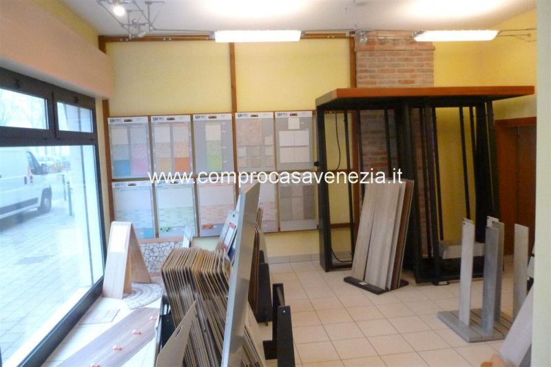 Immagine 2 di Negozio in vendita  in via castellana a Venezia