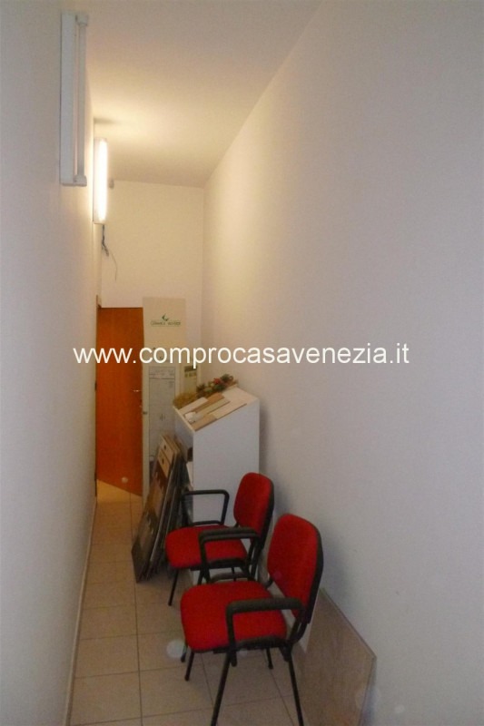 Immagine 5 di Negozio in vendita  in via castellana a Venezia