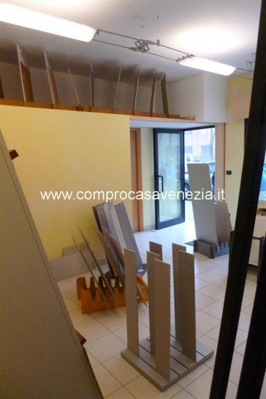 Immagine 8 di Negozio in vendita  in via castellana a Venezia