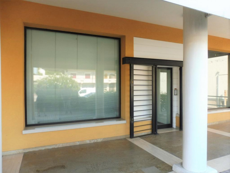 Immagine 1 di Negozio in vendita  a Rovolon