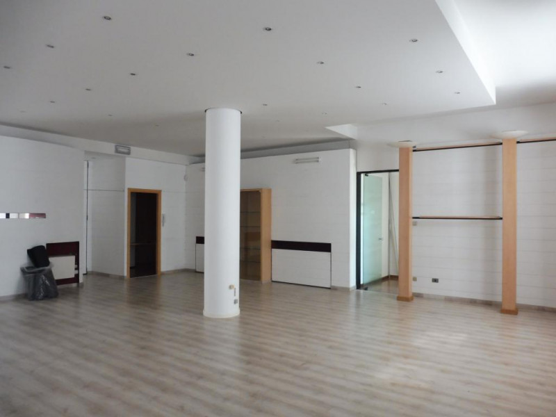 Immagine 4 di Negozio in vendita  a Rovolon