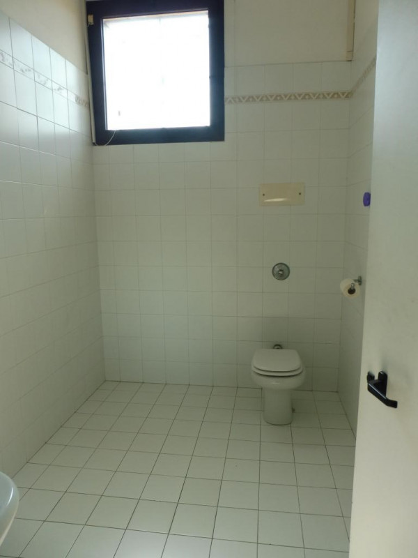 Immagine 8 di Negozio in vendita  a Rovolon