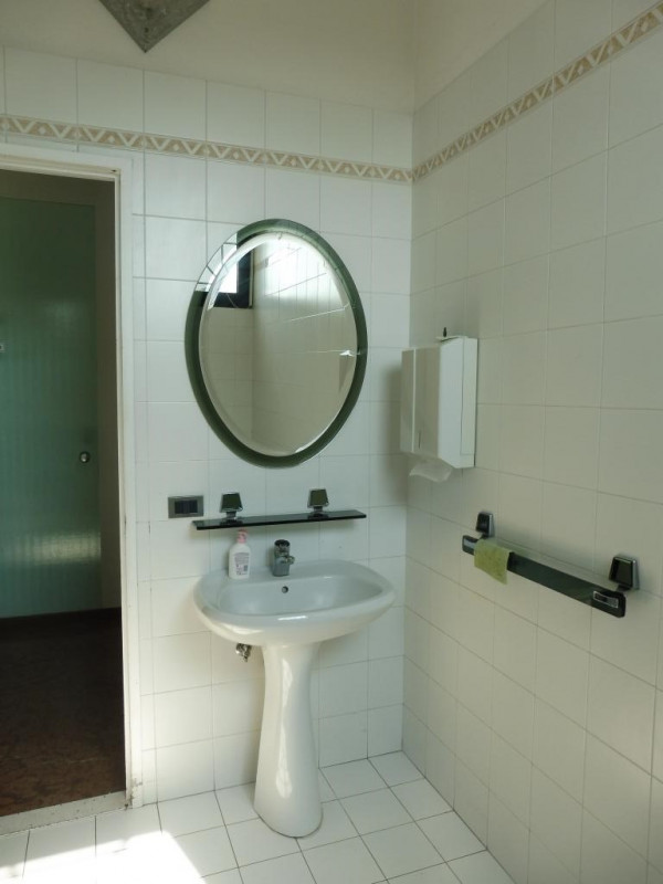 Immagine 9 di Negozio in vendita  a Rovolon