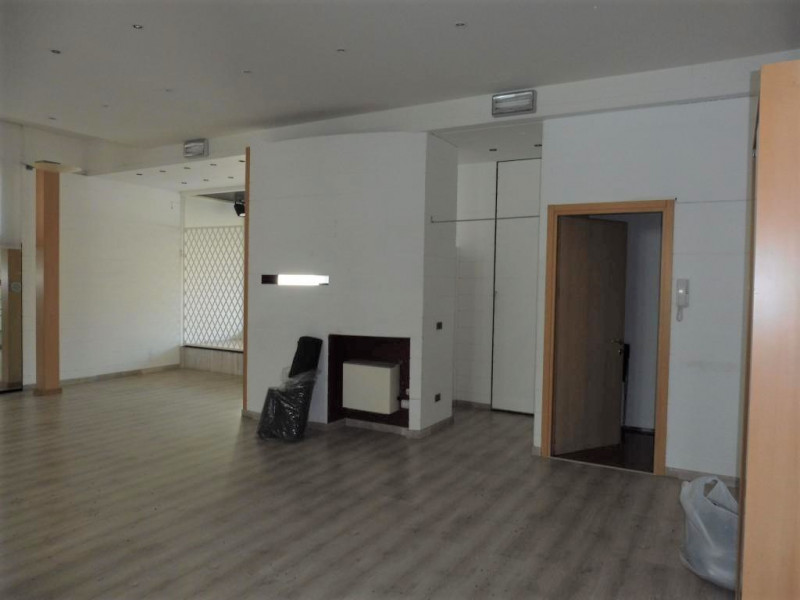 Immagine 10 di Negozio in vendita  a Rovolon