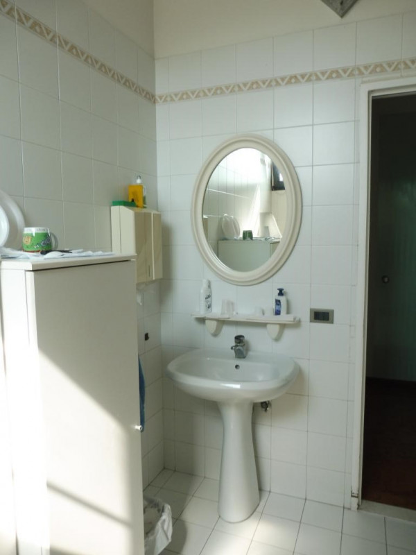 Immagine 15 di Negozio in vendita  a Rovolon