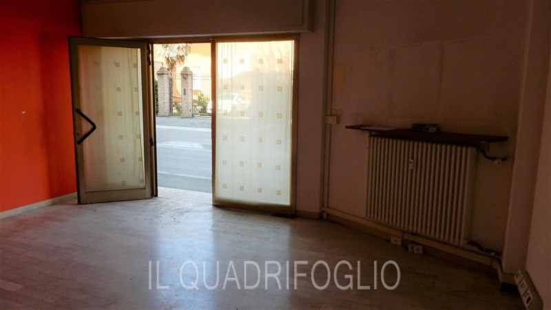 Immagine 4 di Negozio in vendita  a Cesena