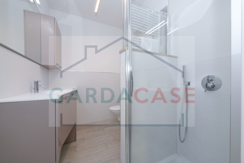 Immagine 22 di Appartamento in vendita  in Via Lazzarini a Sirmione