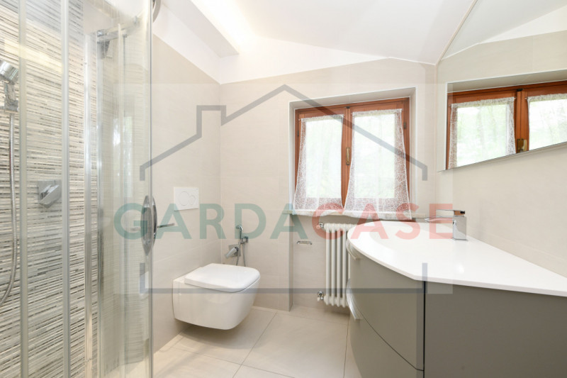 Immagine 14 di Appartamento in vendita  in Viale Giuseppe Verdi a Sirmione