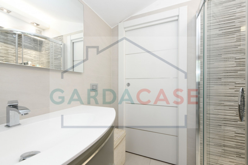 Immagine 15 di Appartamento in vendita  in Viale Giuseppe Verdi a Sirmione