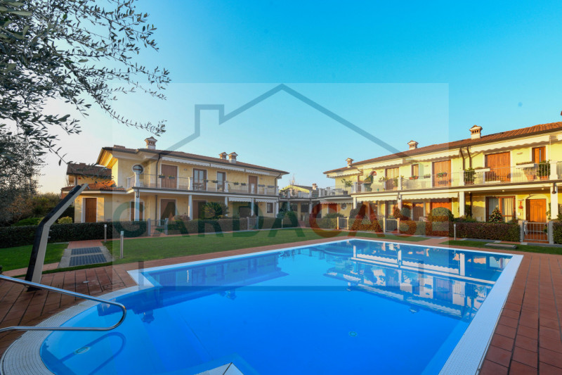 Immagine 1 di Casa bifamiliare in vendita  in Via Beato Z. Agostini a Sirmione