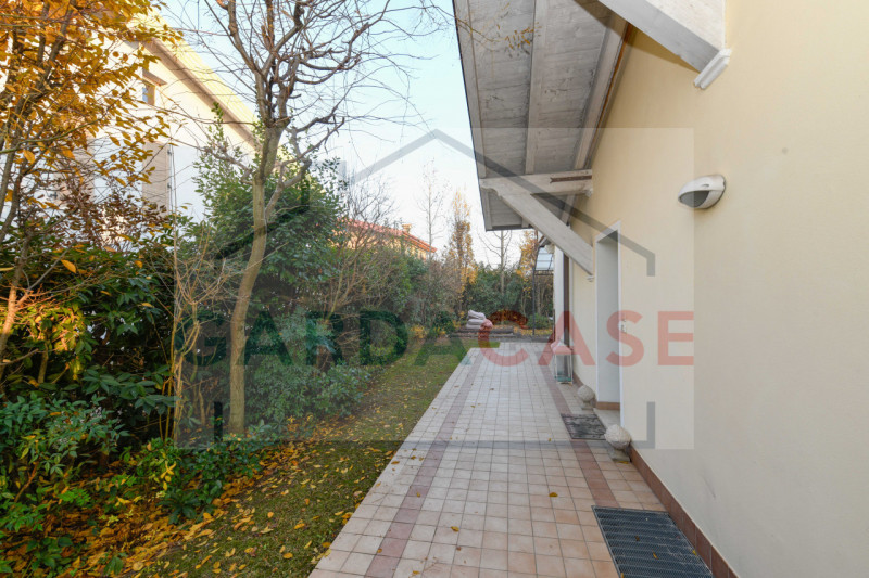 Immagine 10 di Casa bifamiliare in vendita  in Via Beato Z. Agostini a Sirmione