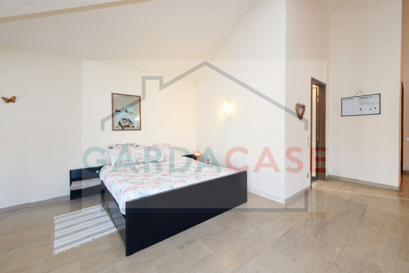 Immagine 11 di Appartamento in vendita  a Sirmione