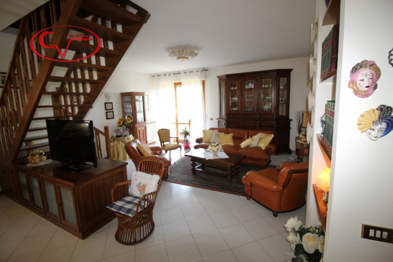 Immagine 2 di Villa in vendita  in periferia a San Giovanni Valdarno