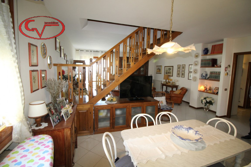 Immagine 3 di Villa in vendita  in periferia a San Giovanni Valdarno