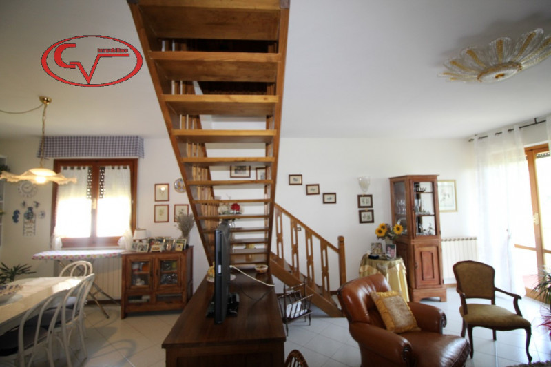 Immagine 4 di Villa in vendita  in periferia a San Giovanni Valdarno