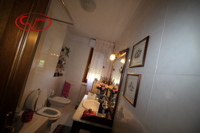 Immagine 13 di Villa in vendita  in periferia a San Giovanni Valdarno