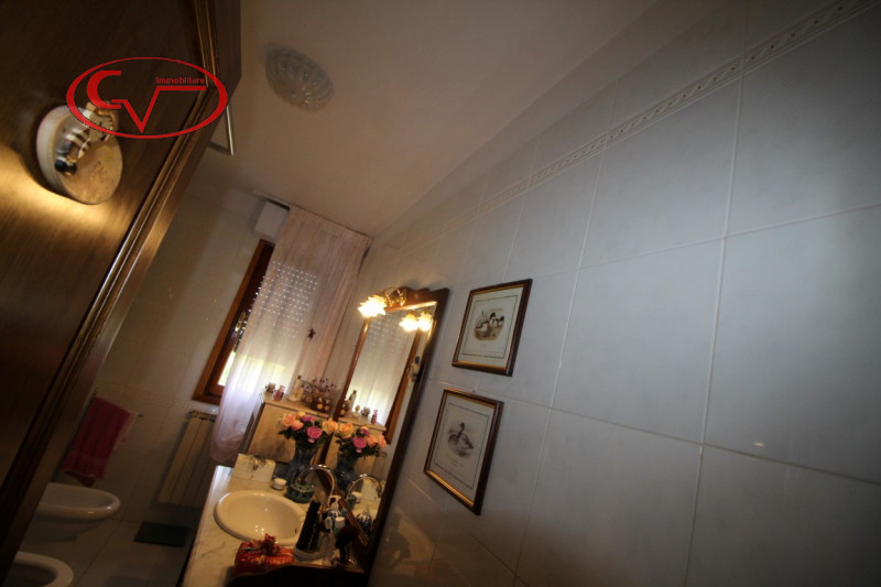 Immagine 14 di Villa in vendita  in periferia a San Giovanni Valdarno