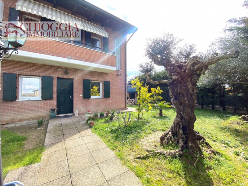 Immagine 1 di Casa bifamiliare in vendita  in Via Primavera a Chioggia