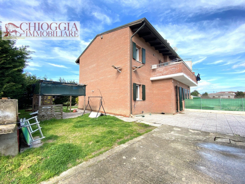 Immagine 2 di Casa bifamiliare in vendita  in Via Primavera a Chioggia