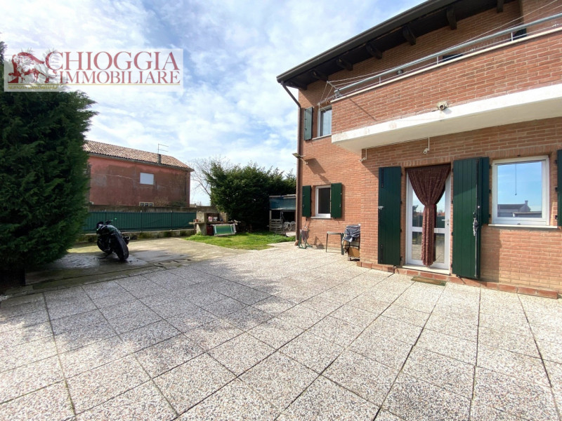Immagine 3 di Casa bifamiliare in vendita  in Via Primavera a Chioggia