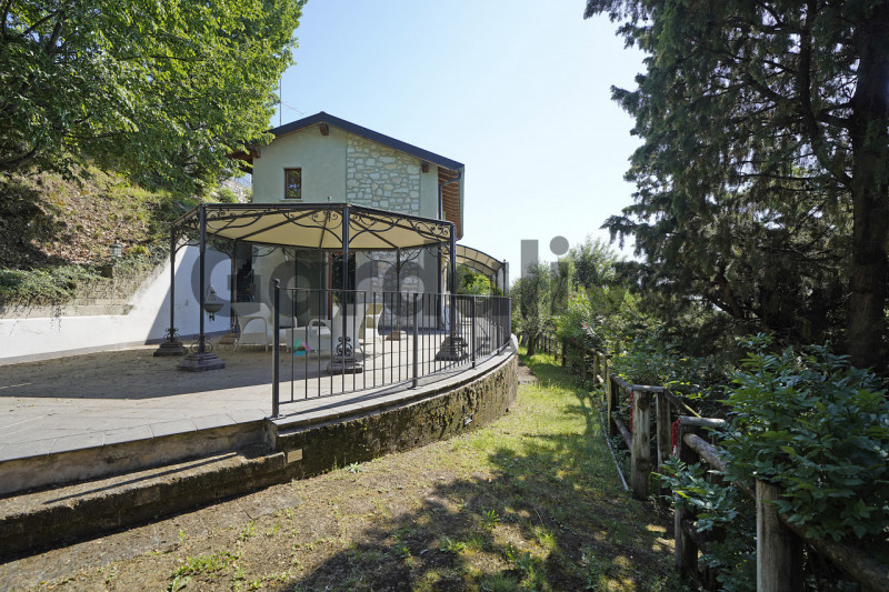 Immagine 30 di Villa in vendita  in Via Novaglio , 9 a Polpenazze Del Garda