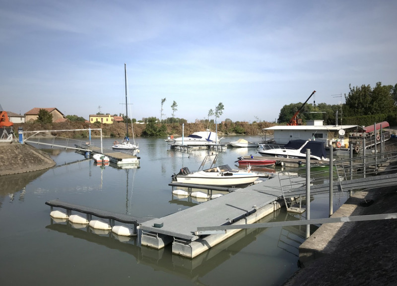 Immagine 1 di Attività commerciale in vendita  a Arqua' Polesine